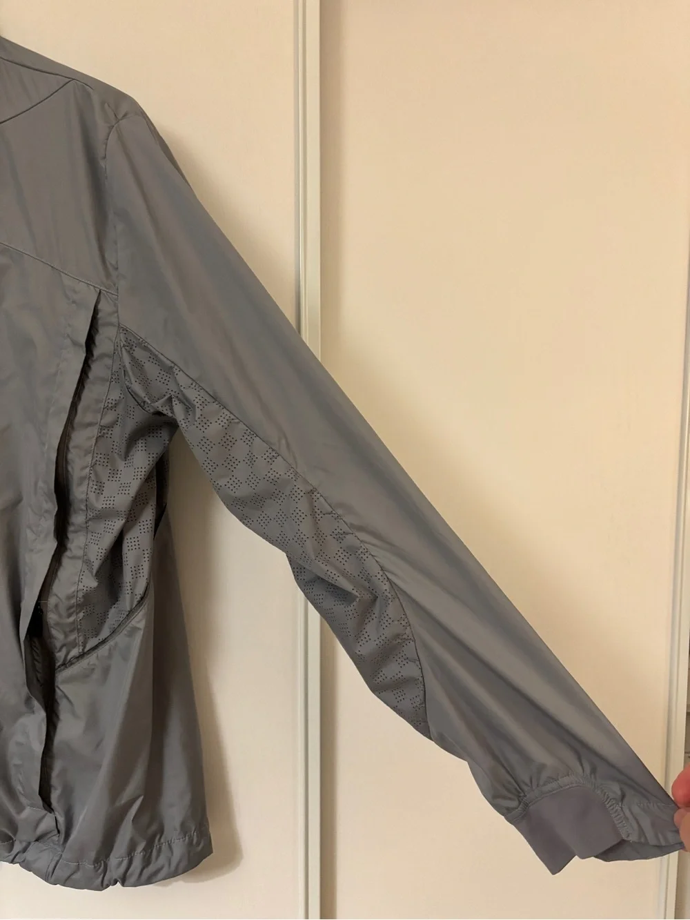 lululemon Mens Windbreaker Jacket Size XL Running Hiking Outdoors Athletic Fit